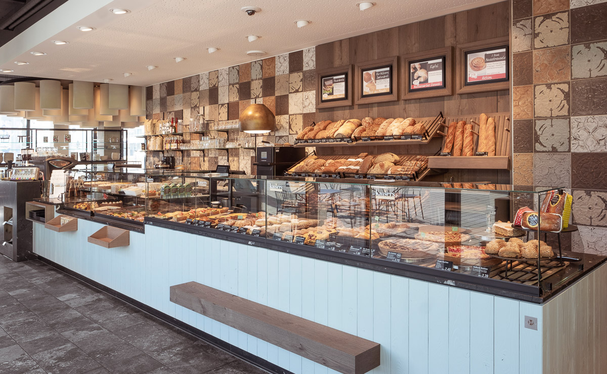 Verkaufstheke der Kaisers Gute Backstube Filiale Freiburg Living Art mit Brot und Backwaren